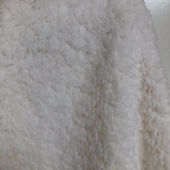 La Vie En Rose Polar Bear Shawl or Wrap NWT - Picture 10 of 16